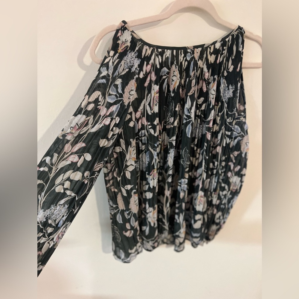 Women| LC accordion Shoulder Blouse